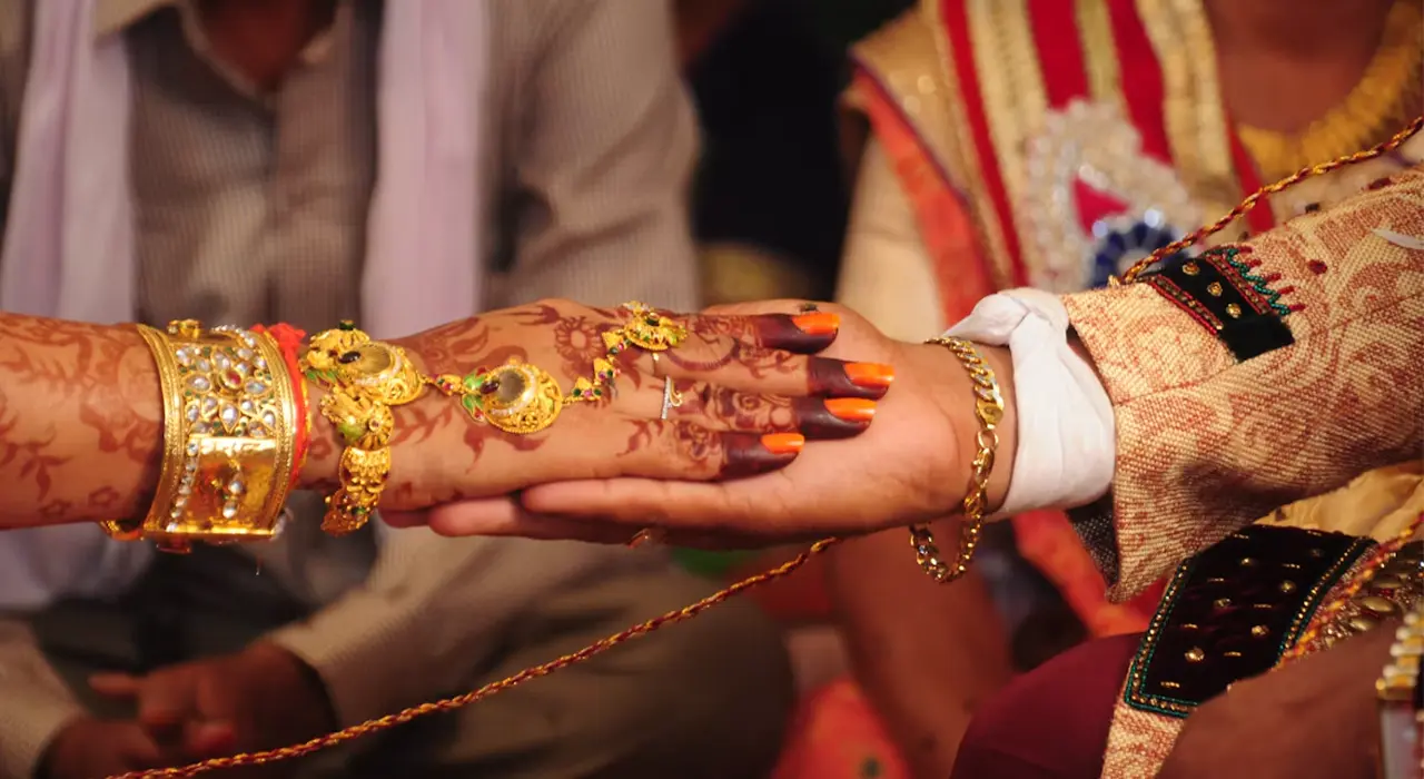 A beautifully decorated Karwa Chauth thali with a diya, henna on hands, and festive items for the October 29 puja.